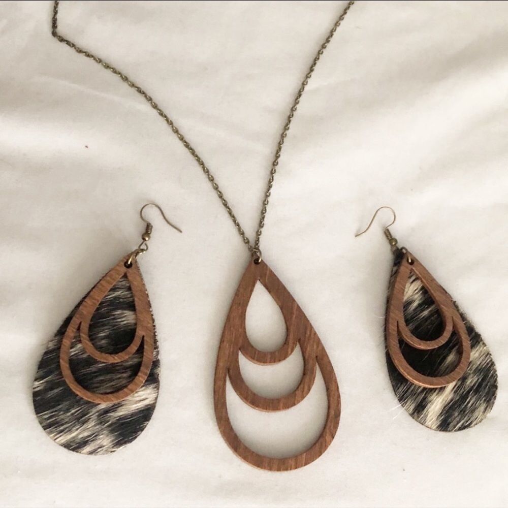 Hand
Made Wood Leather Earring and Necklace